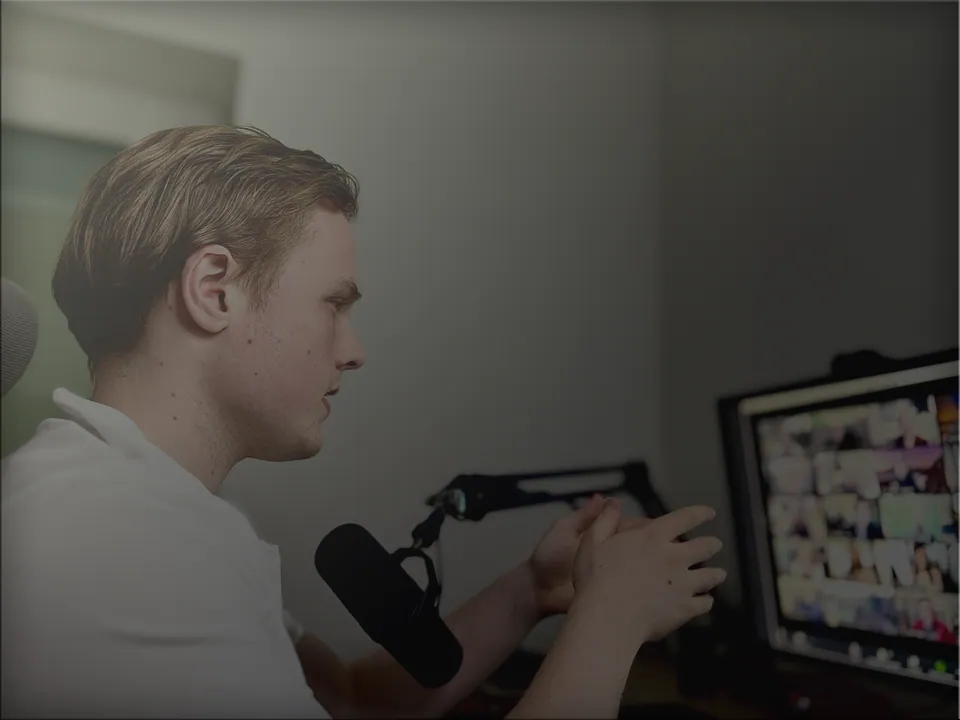 Dennis Hermann Schult seinem Kunden ein neues System.